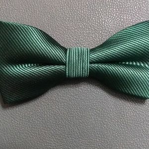 Stylish green bowtie with 14" neck.